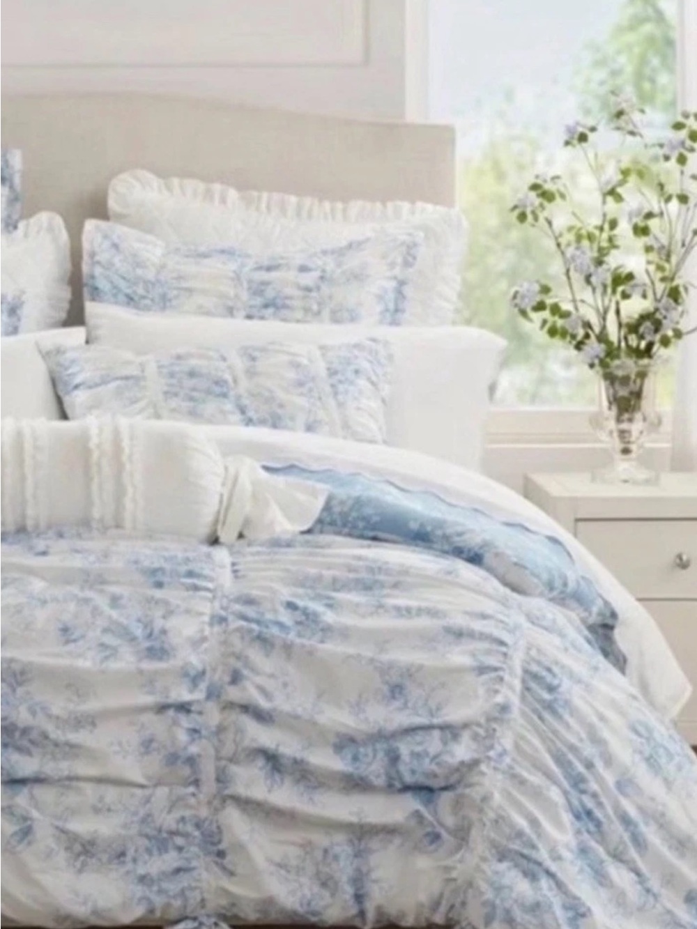 Armoire Collection Blue ~ Twin/Twin XL Toile Floral Comforter - Picture 5 of 10